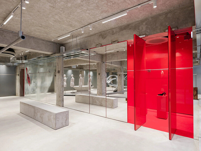 Fachada translúcida en capas de la tienda H&M Seúl con silueta filtrante de silueta ondulada