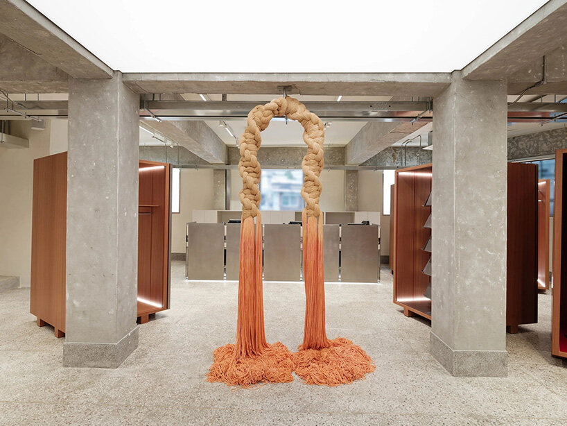 Fachada translúcida en capas de la tienda H&M Seúl con silueta filtrante de silueta ondulada