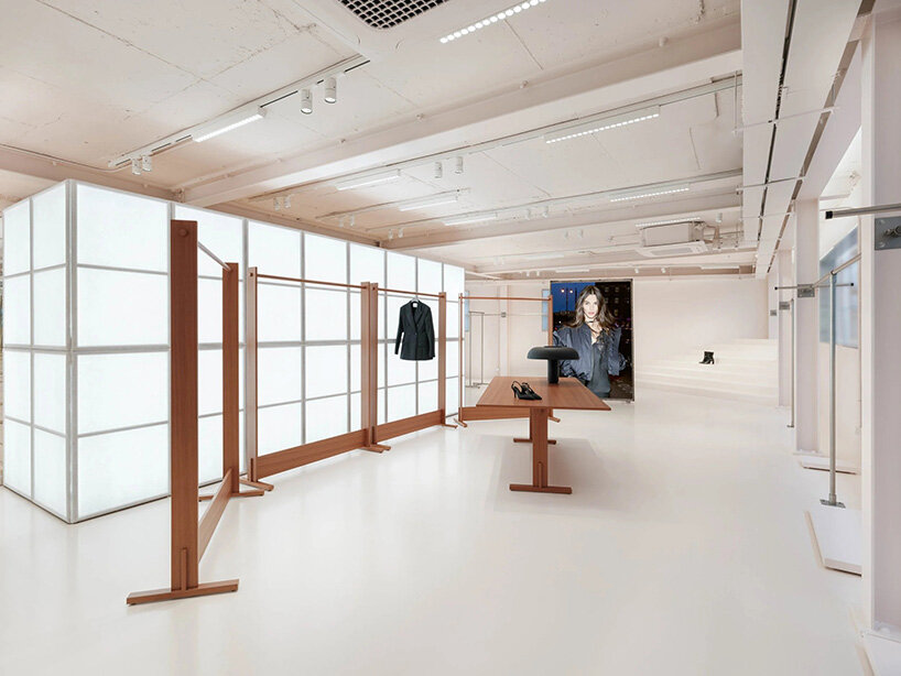 Fachada translúcida en capas de la tienda H&M Seúl con silueta filtrante de silueta ondulada