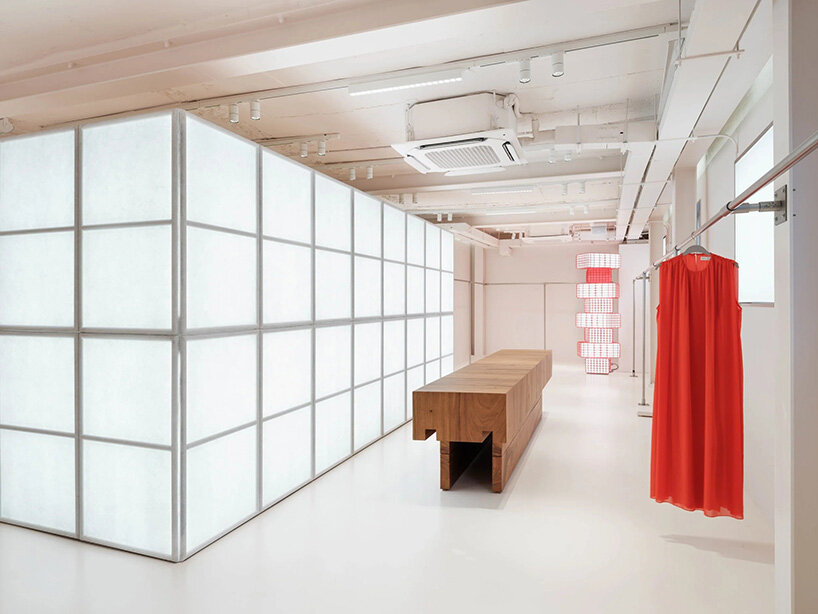 Fachada translúcida en capas de la tienda H&M Seúl con silueta filtrante de silueta ondulada