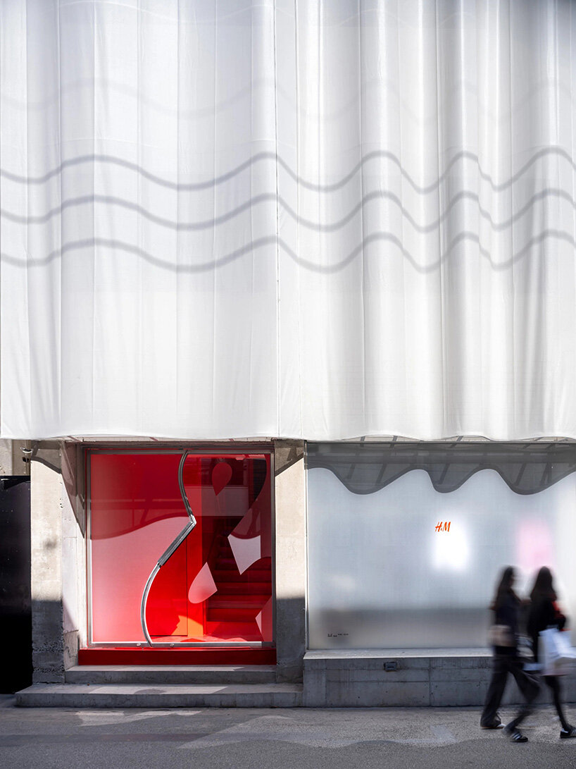 Fachada translúcida en capas de la tienda H&M Seúl con silueta filtrante de silueta ondulada