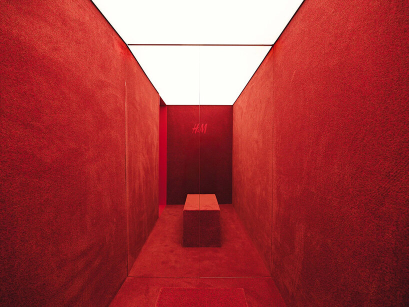 Fachada translúcida en capas de la tienda H&M Seúl con silueta filtrante de silueta ondulada