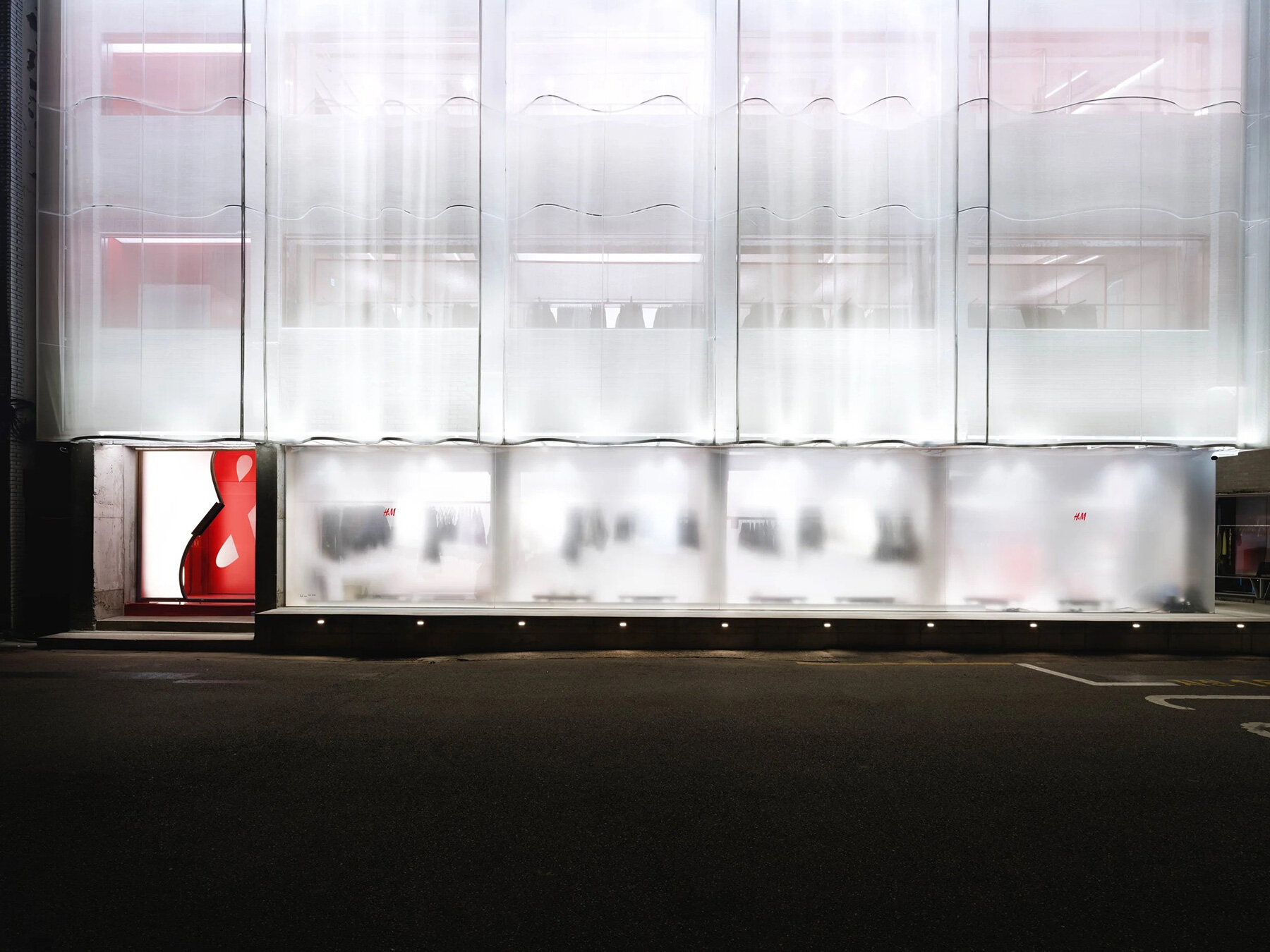 layered-translucent-panels-wave-contours-silhouettes-hm-three-level-seoul-store-designboom-large01