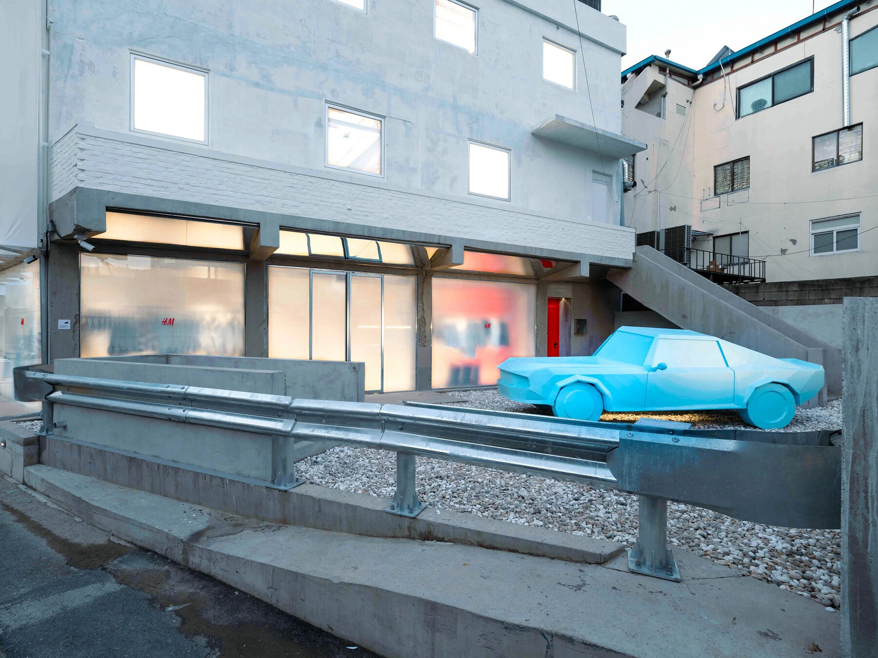 layered-translucent-panels-wave-contours-silhouettes-hm-three-level-seoul-store-designboom-large02