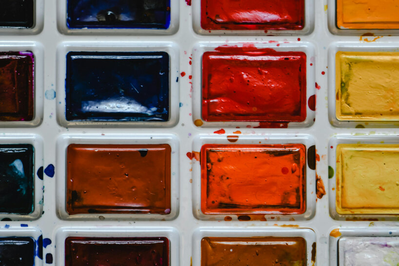 Tejidos teñidos con bacterias vivas