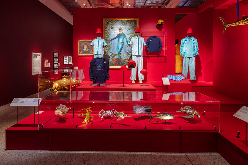 La retrospectiva de Wes Anderson en el Museo del Diseño de Londres presenta más de 700 objetos de archivo