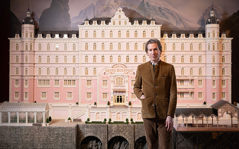La retrospectiva de Wes Anderson en el Museo del Diseño de Londres presenta más de 700 objetos de archivo