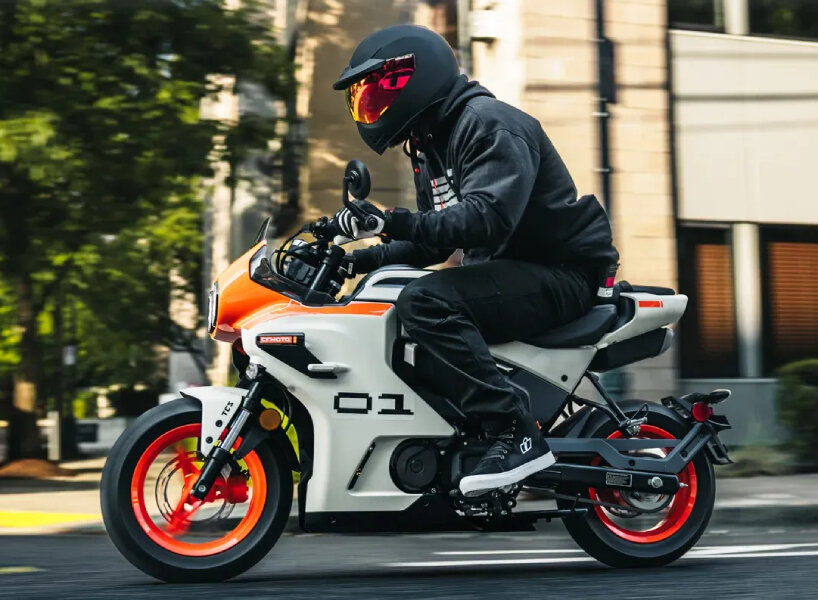 La fuente pixelada marca el costado del vehículo.