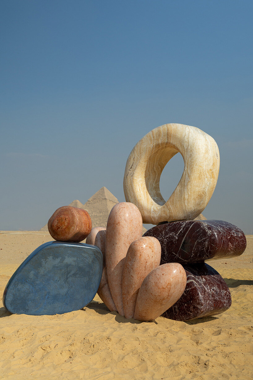 Esculturas de piedra monumentales de StudioPROBA y Solidnature aparecen en la pirámide