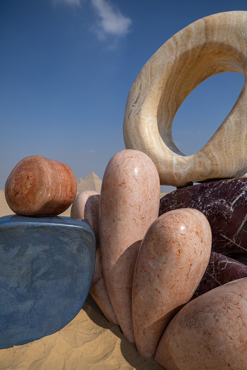 Esculturas de piedra monumentales de StudioPROBA y Solidnature aparecen en la pirámide