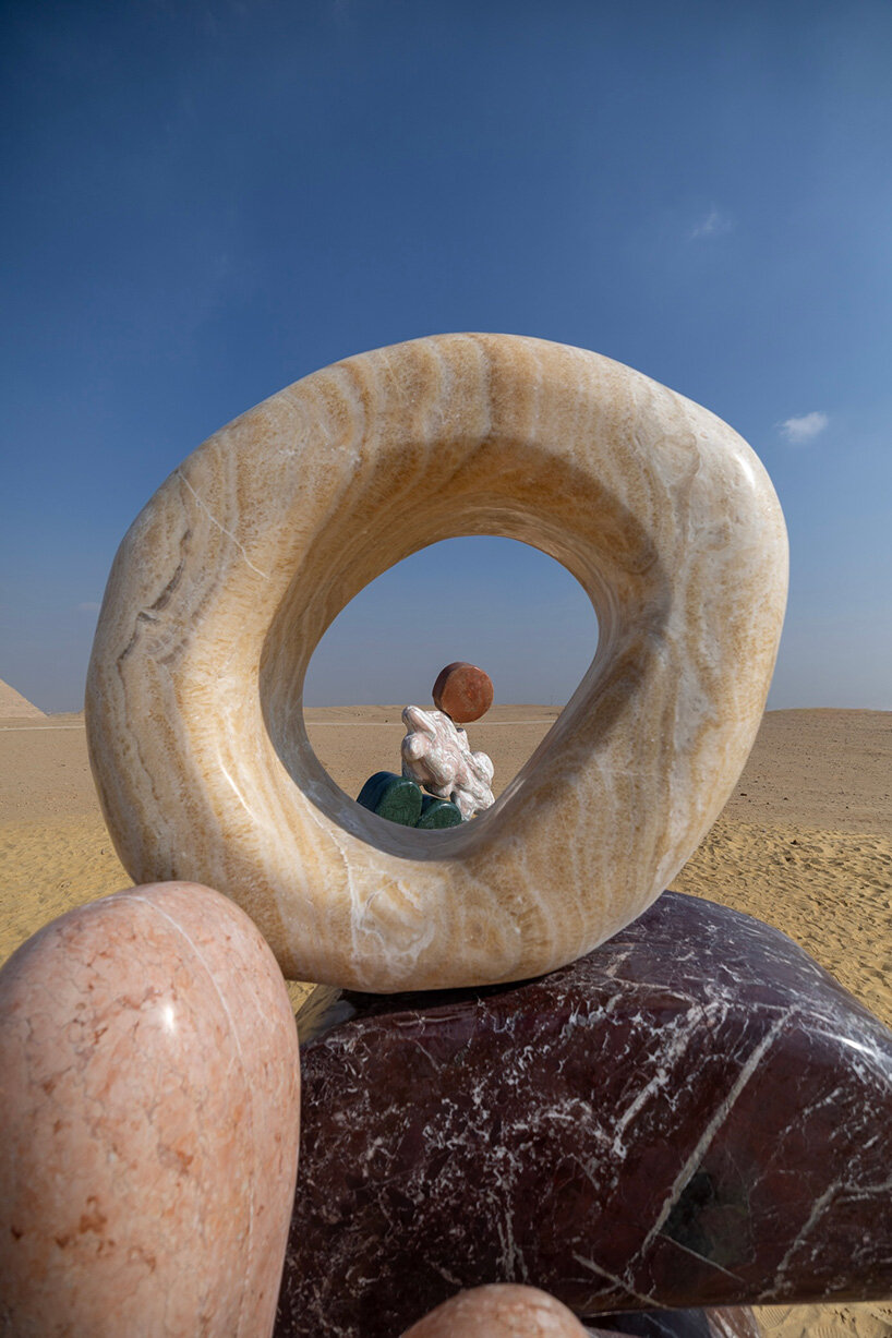 Esculturas de piedra monumentales de StudioPROBA y Solidnature aparecen en la pirámide