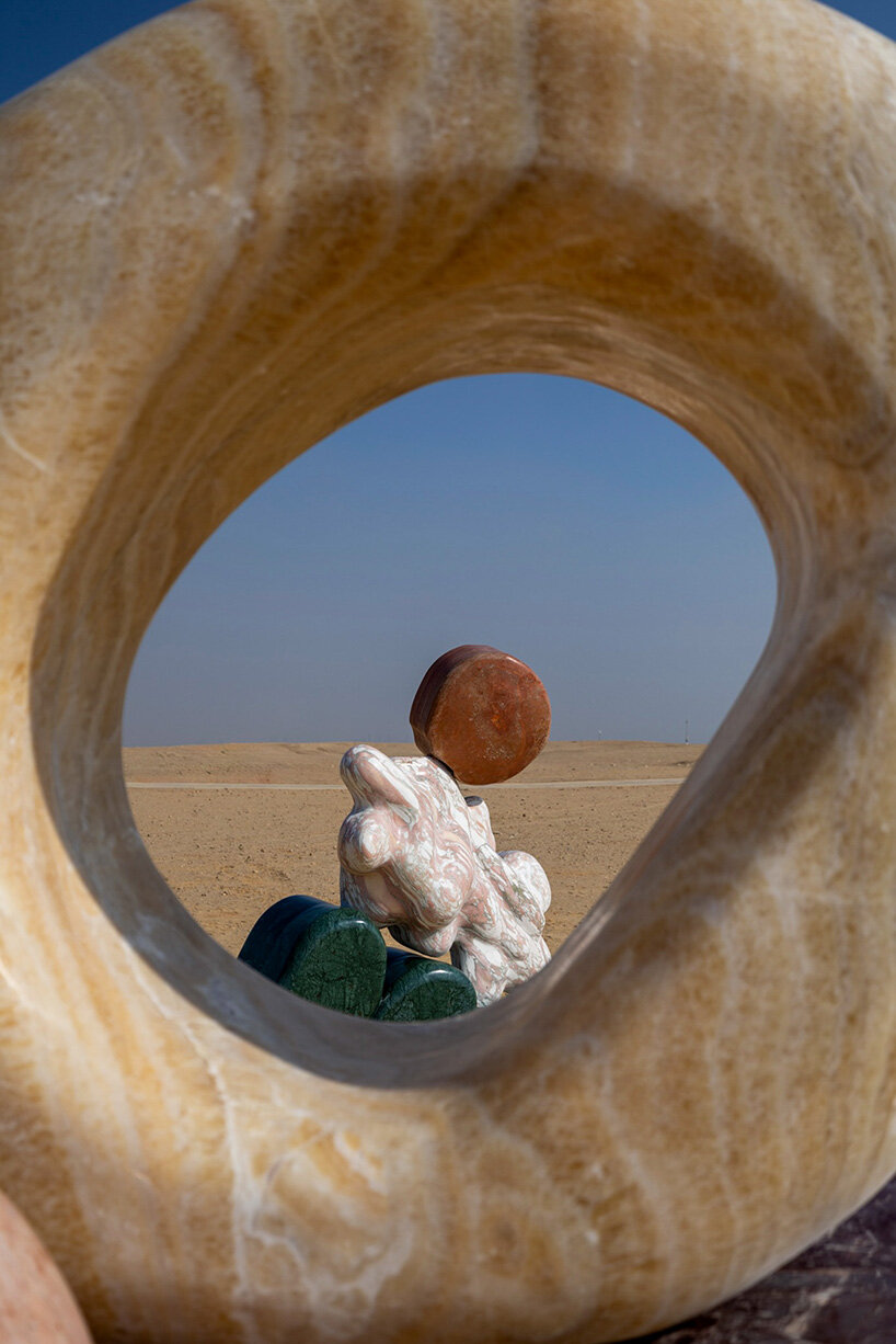 Esculturas de piedra monumentales de StudioPROBA y Solidnature aparecen en la pirámide