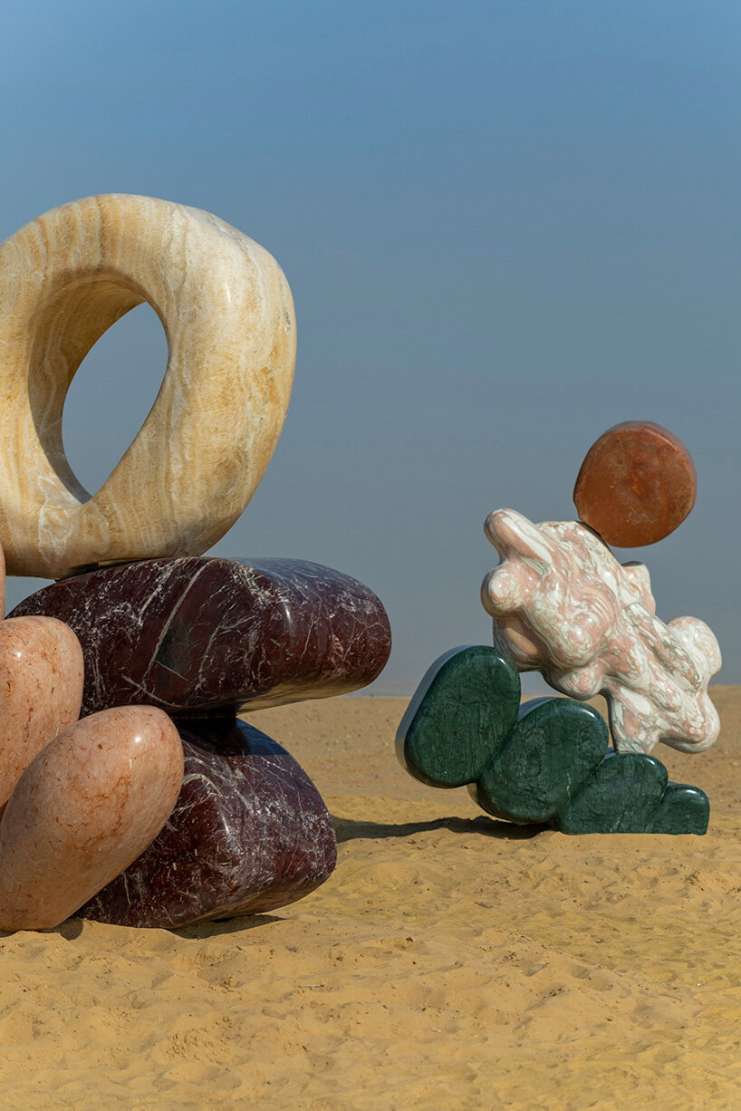 Esculturas de piedra monumentales de StudioPROBA y Solidnature aparecen en la pirámide