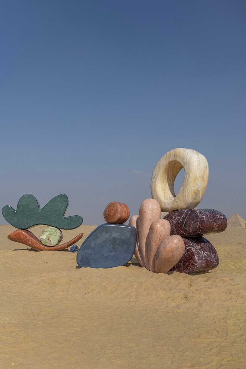 Esculturas de piedra monumentales de StudioPROBA y Solidnature aparecen en la pirámide