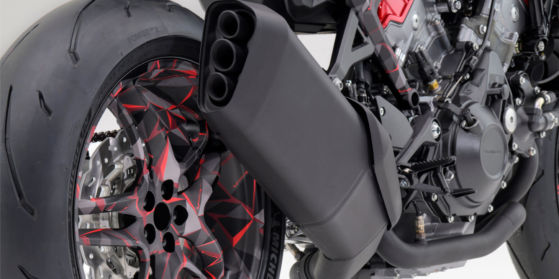 naked-motorcycle-honda-V3R-900-e-compressor-prototype-EICMA-2025-designboom-ban