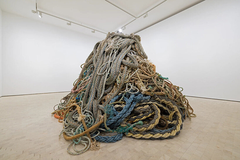 La cuerda vieja no sirve, pero cuesta £1 millón comprarla en la última exposición de David Shrigley en Londres