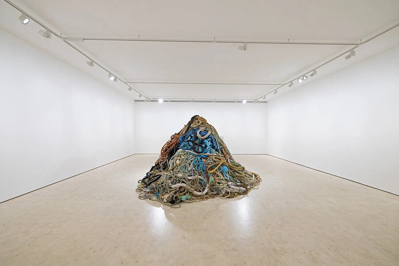 La cuerda vieja no sirve, pero cuesta £1 millón comprarla en la última exposición de David Shrigley en Londres