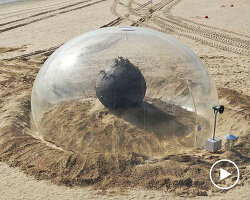 fossil-based balloon wraps kelp core for plastique fantastique's sea sculpture in korea