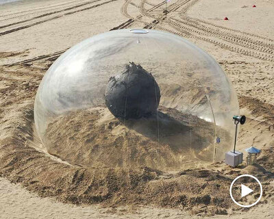 fossil-based balloon wraps kelp core for plastique fantastique's sea sculpture in korea