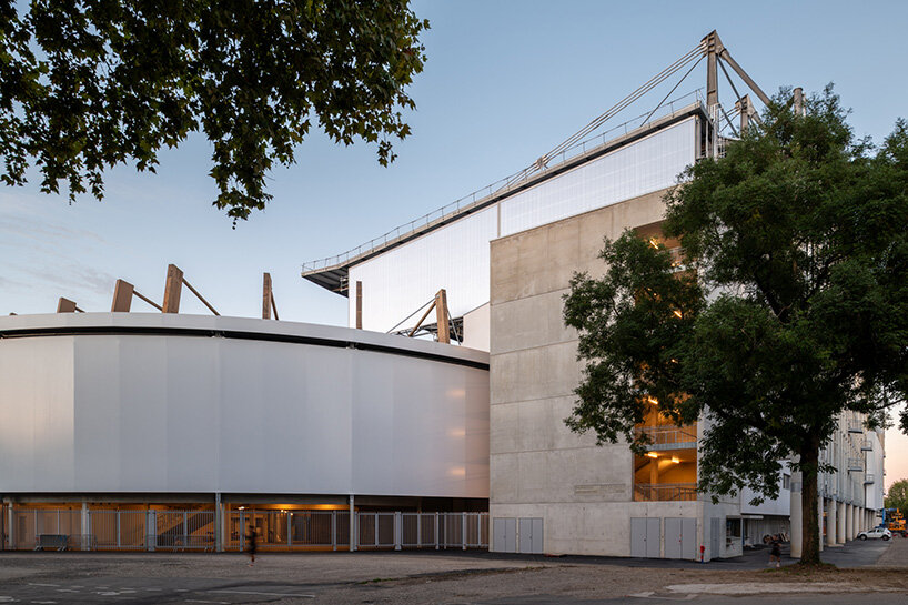 Vea cómo Populous reutilizó los fuselajes de los aviones para crear una fachada protegida del sol para el estadio de Estrasburgo