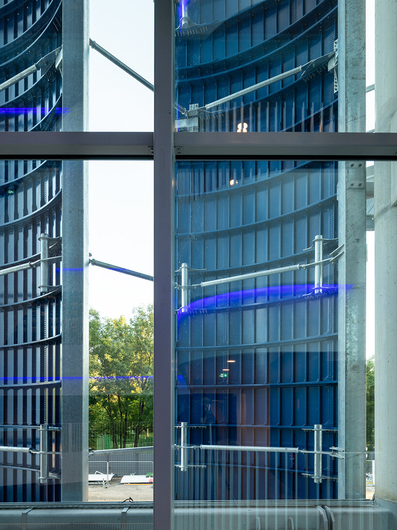 Vea cómo Populous reutilizó los fuselajes de los aviones para crear una fachada protegida del sol para el estadio de Estrasburgo