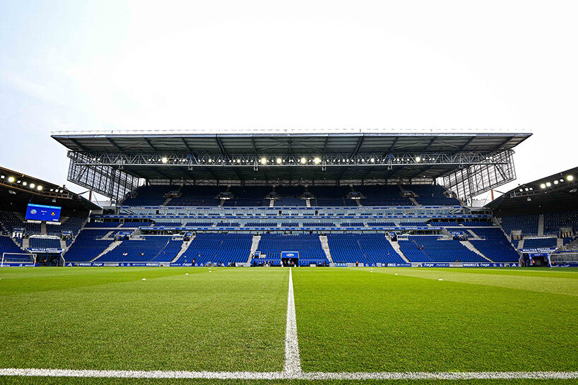 Vea cómo Populous reutilizó los fuselajes de los aviones para crear una fachada protegida del sol para el estadio de Estrasburgo