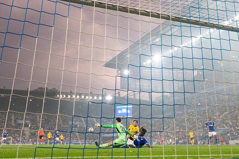 Vea cómo Populous reutilizó los fuselajes de los aviones para crear una fachada protegida del sol para el estadio de Estrasburgo