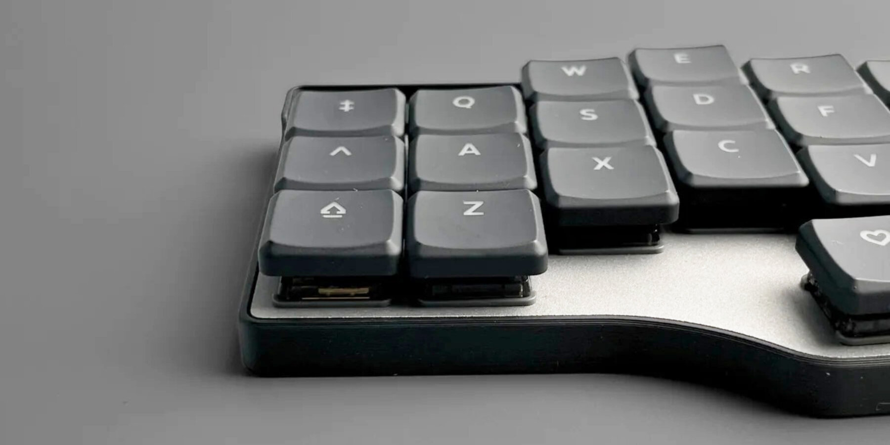 portable-wireless-split-keyboard-circular-mouse-beekeeb-toucan-designboom-ban