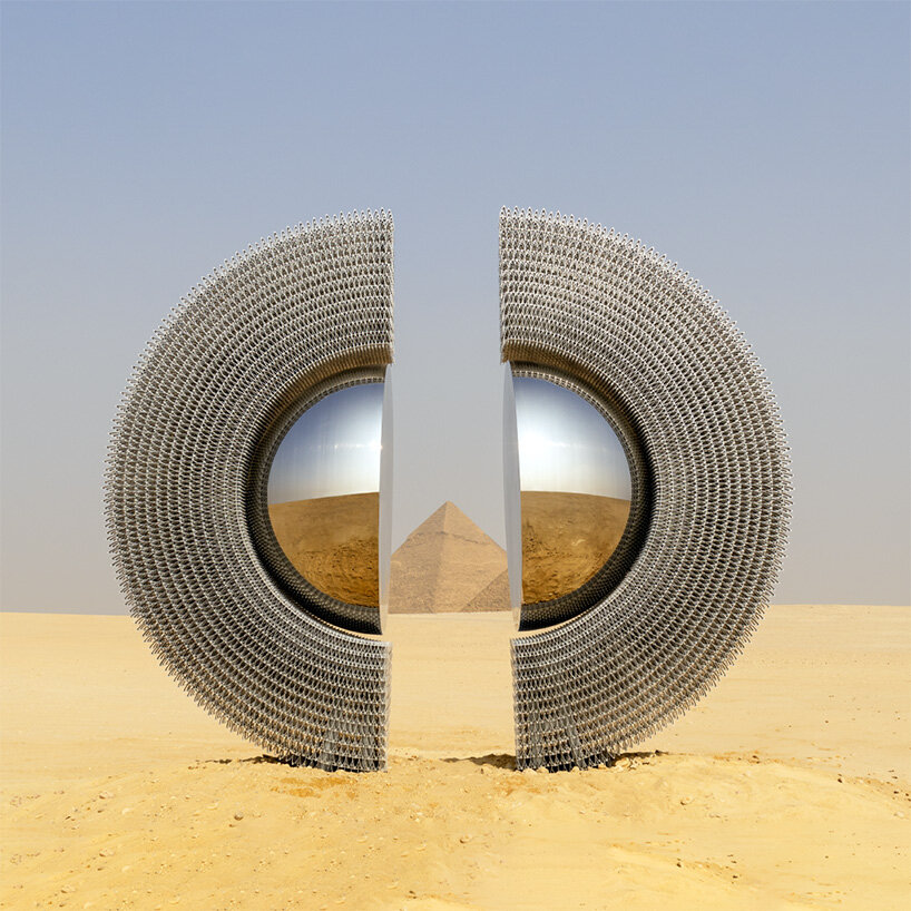 La escultura de aluminio reflectante de Mert Ege Köse se divide en el marco de las pirámides de Giza.