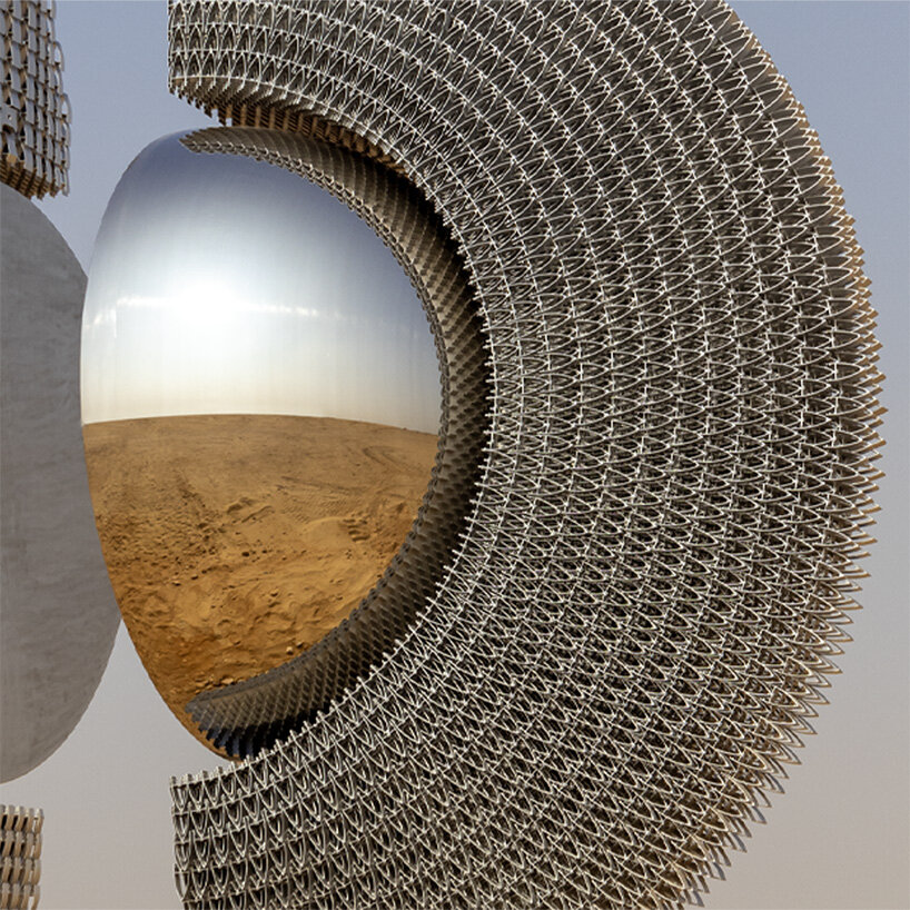 La escultura de aluminio reflectante de Mert Ege Köse se divide en el marco de las pirámides de Giza.