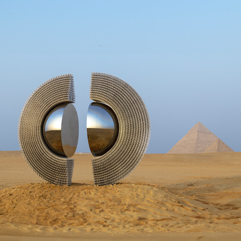 La escultura de aluminio reflectante de Mert Ege Köse se divide en el marco de las pirámides de Giza.