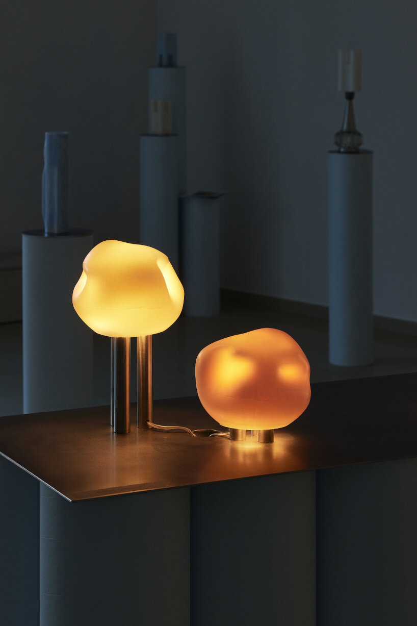 Escultura de lámpara de cera reutilizada.