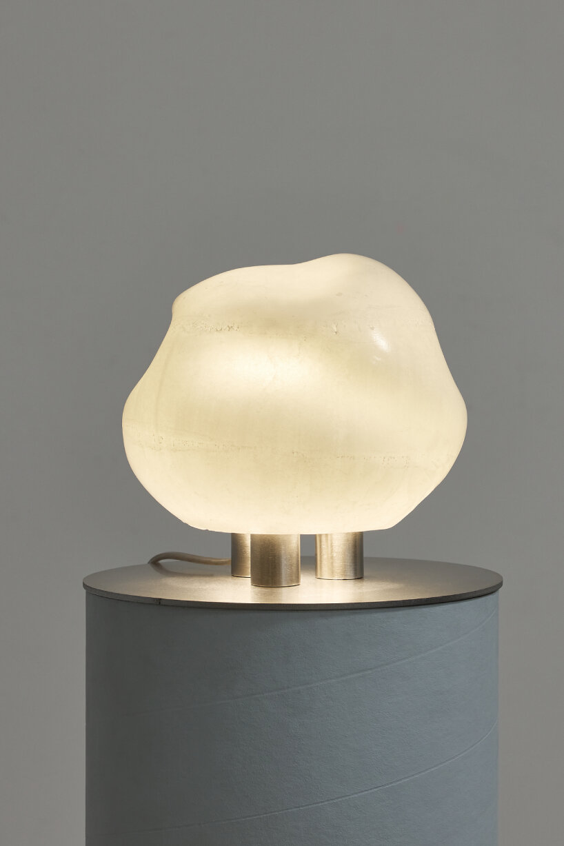 Escultura de lámpara de cera reutilizada.