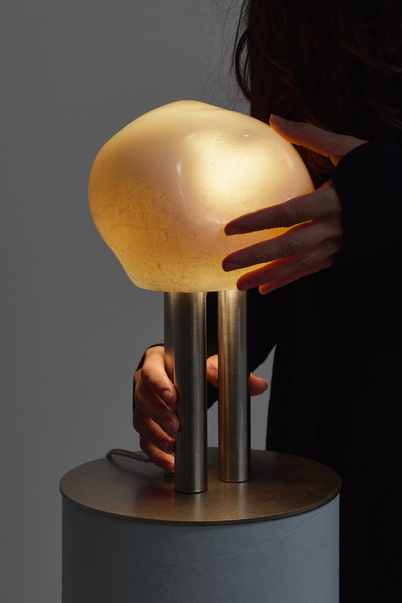 Escultura de lámpara de cera reutilizada.