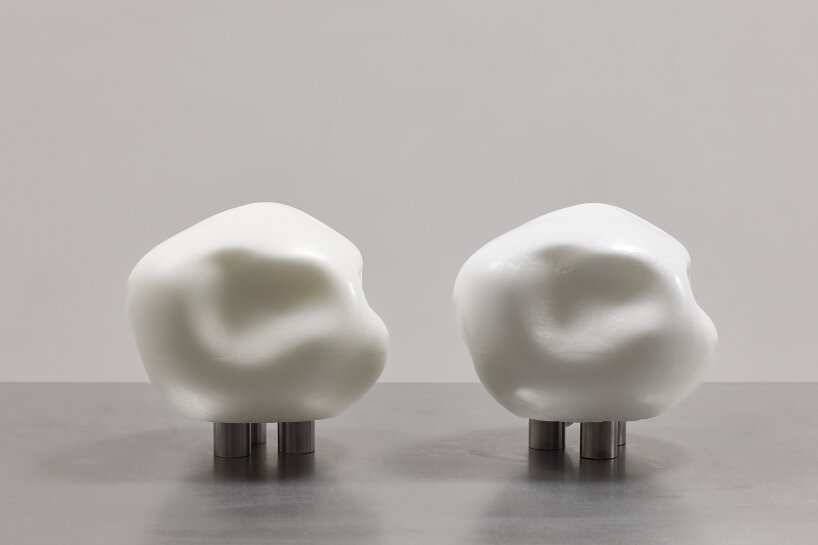 Escultura de lámpara de cera reutilizada.