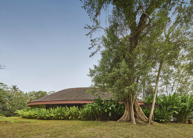 Residencia en forma de anillo diseñada por Alexis Dornier rodea un verde patio interior en Bali