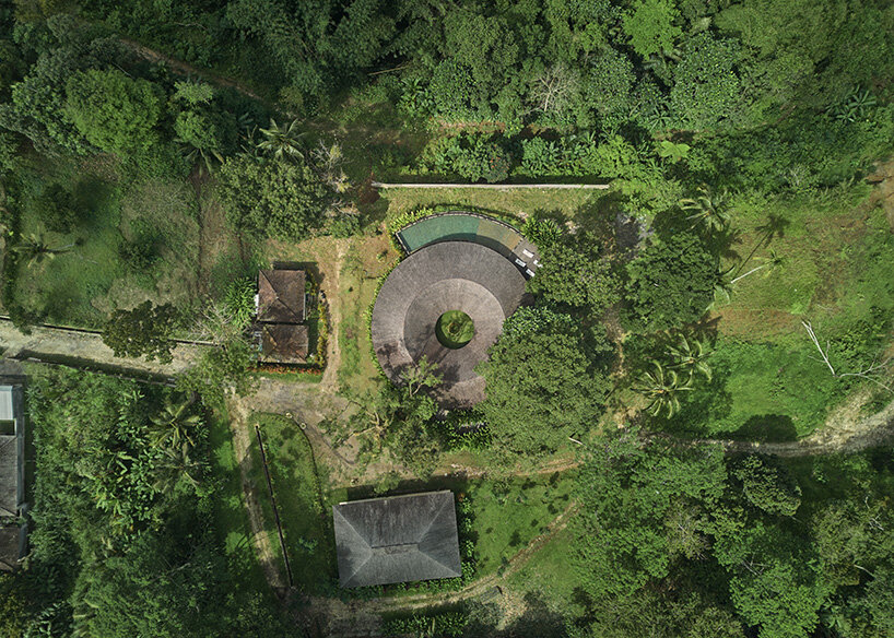 Residencia en forma de anillo diseñada por Alexis Dornier rodea un verde patio interior en Bali