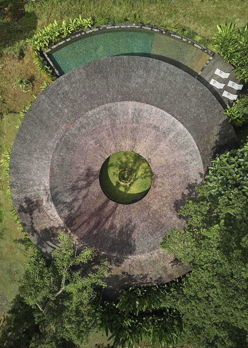 Residencia en forma de anillo diseñada por Alexis Dornier rodea un verde patio interior en Bali