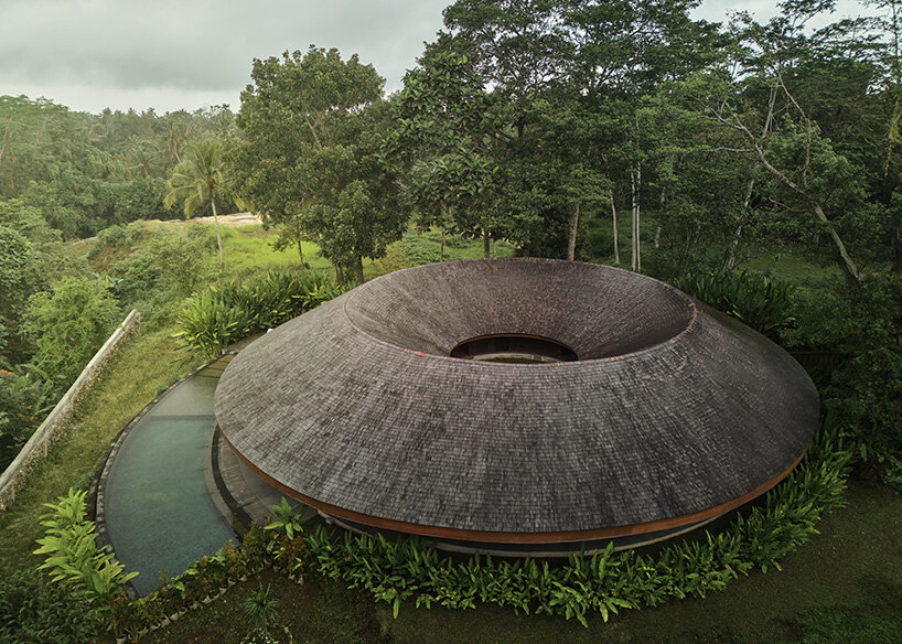Residencia en forma de anillo diseñada por Alexis Dornier rodea un verde patio interior en Bali