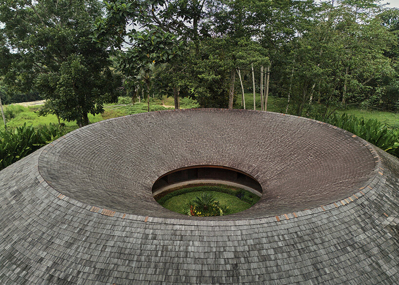 Residencia en forma de anillo diseñada por Alexis Dornier rodea un verde patio interior en Bali