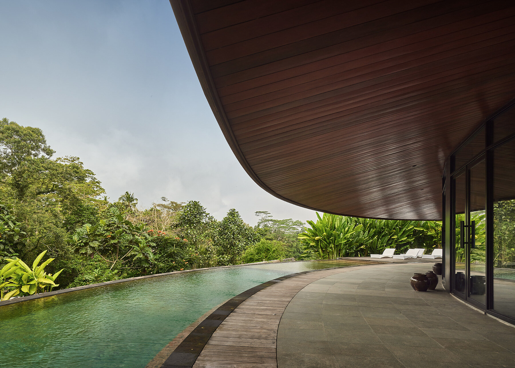 ring-shaped-residence-bali-alexis-dornier-verdant-inner-courtyard-designboom-large01