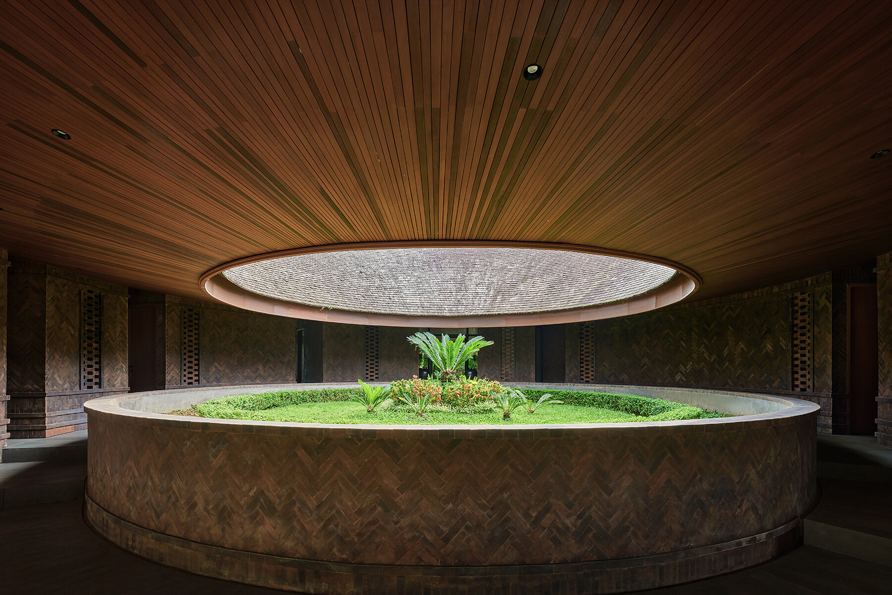ring-shaped-residence-bali-alexis-dornier-verdant-inner-courtyard-designboom-large02