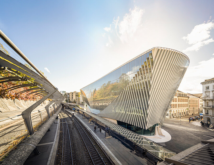 Santiago Calatrava esculpe la Haus zum Falken con una fachada de cristal plegable en Zúrich