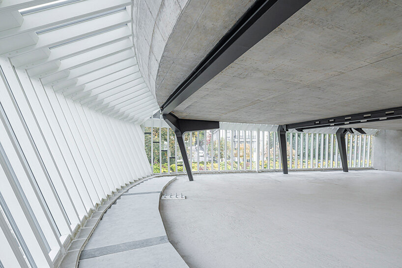 Santiago Calatrava esculpe la Haus zum Falken con una fachada de cristal plegable en Zúrich