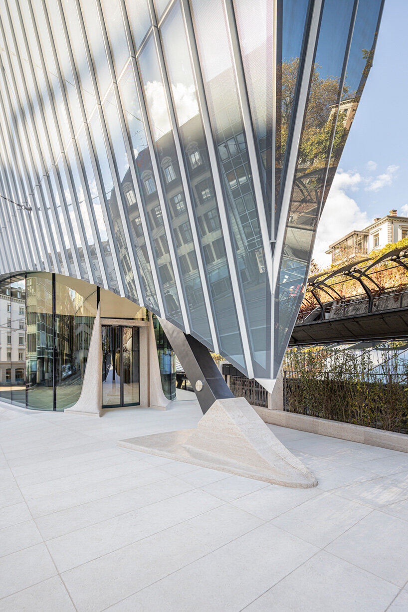 Santiago Calatrava esculpe la Haus zum Falken con una fachada de cristal plegable en Zúrich