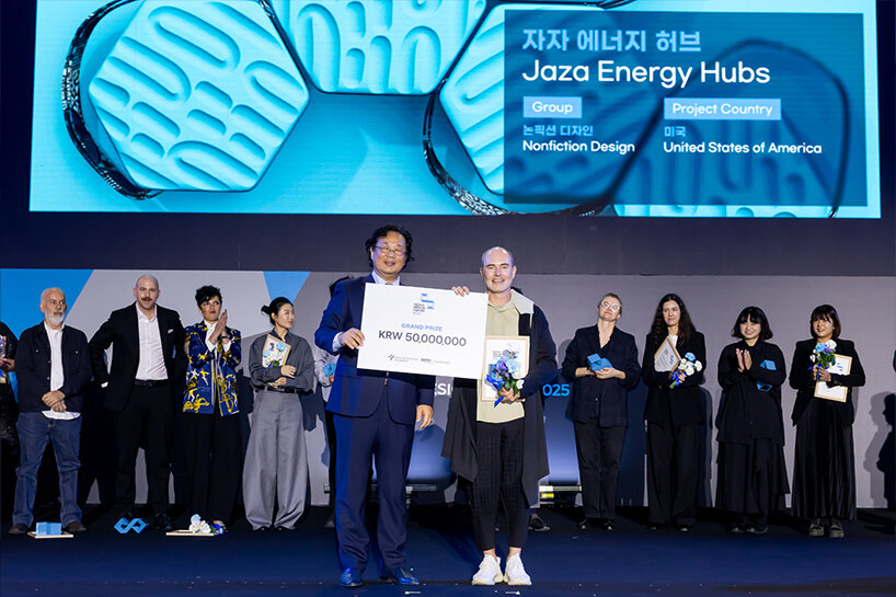 El centro de carga solar de panel plano de Nigeria gana el Premio de Diseño de Seúl 2025