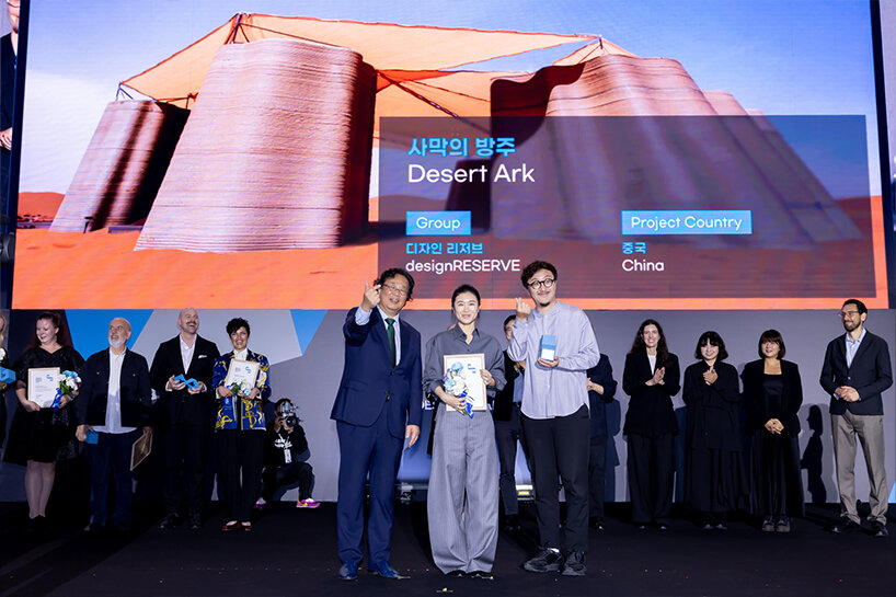 El centro de carga solar de panel plano de Nigeria gana el Premio de Diseño de Seúl 2025