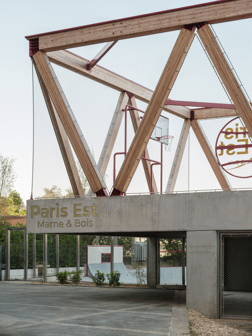 Pista deportiva en voladizo con forma de cuenco en un parque de patinaje urbano a lo largo de la línea ferroviaria francesa