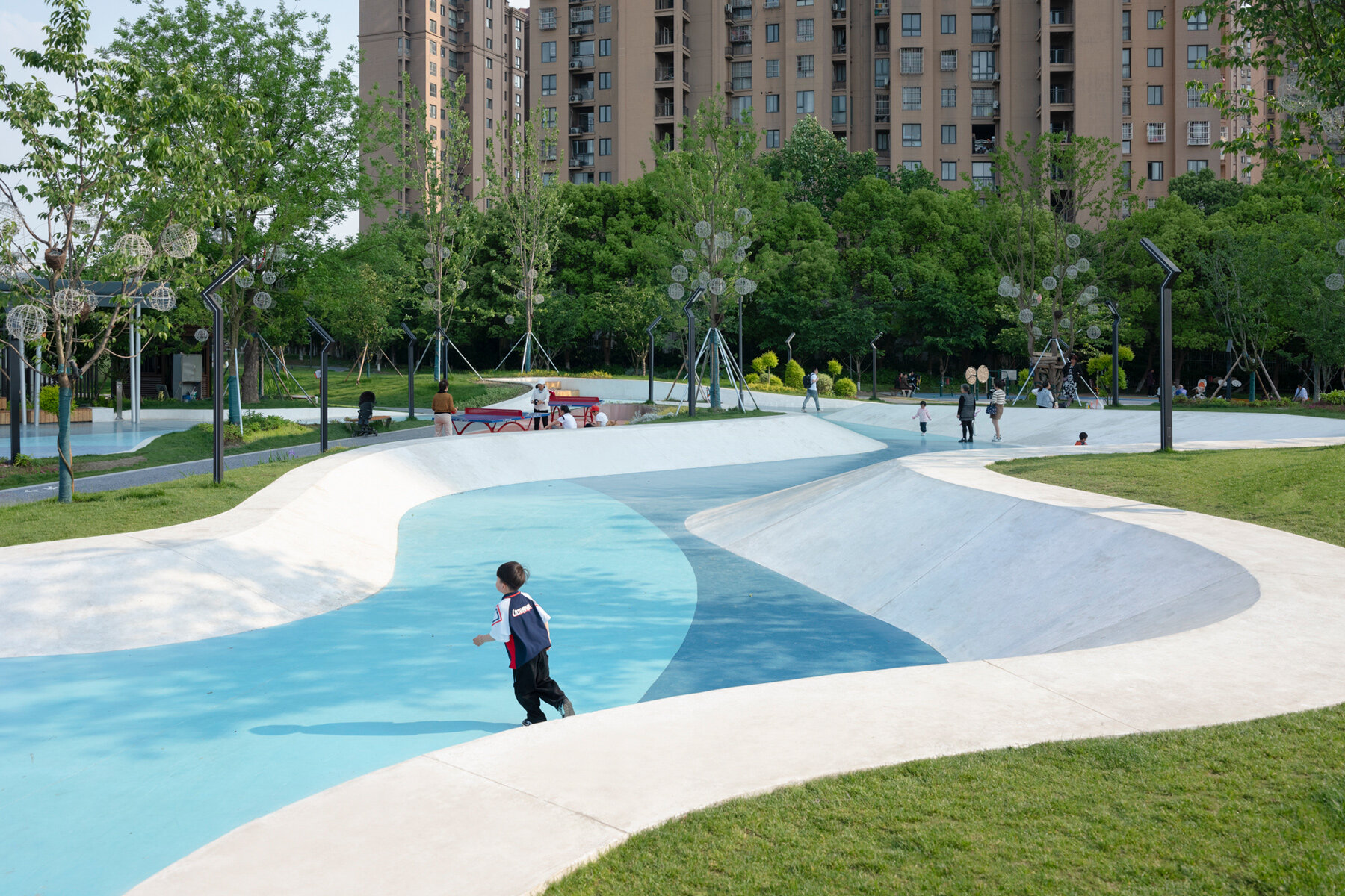 soba-huachiao-vibrant-sports-park-arch-exist-china-designboom-06a