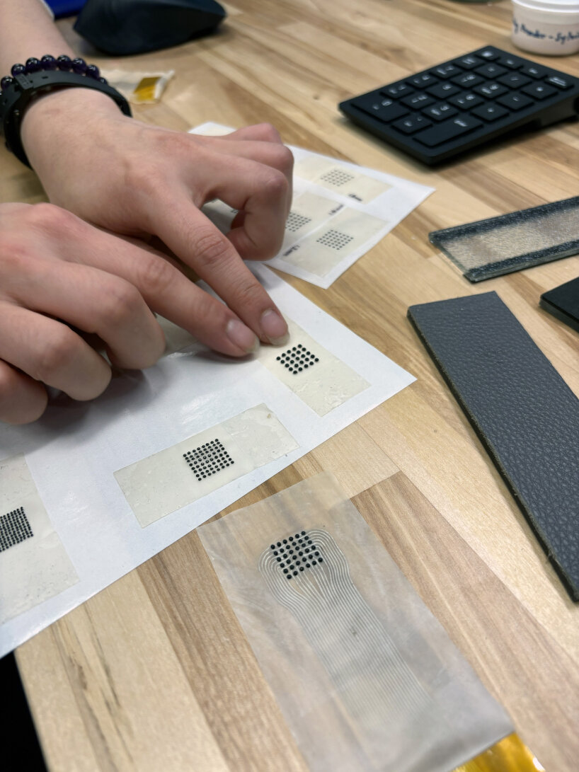 La electroadhesión ocurre cuando se aplica un voltaje a un nodo.